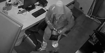 Policie viní tři muže ze série vloupání do prodejen ve středních Čechách a Praze