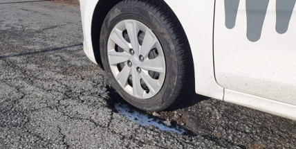 Poničily vám výmoly na silnici auto? Víme, jak uplatnit škodu