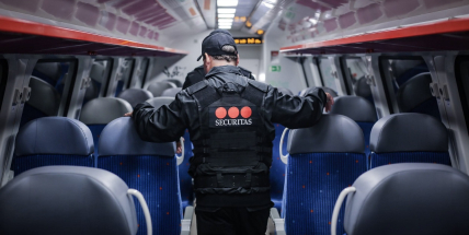 Dráhy zvýšily počet hlídek, které působí v příměstských vlacích v okolí Prahy