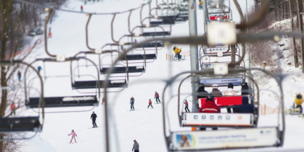 Ve středočeských areálech jsou slušné podmínky, lyžařů ale kvůli počasí ubylo