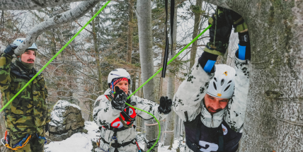 Závod Winter Survival vyhrál v Jeseníkách tým dělostřeleckého pluku z Jinců