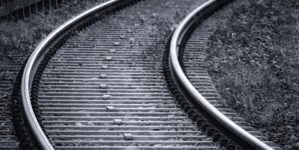 Průvodčí ve vlaku u Kolína údajně odrazil útok nožem, nikdo nebyl zraněn