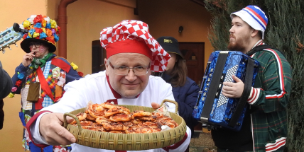 Video: Obcí Velká u Kamýku nad Vltavou prošel masopustní průvod
