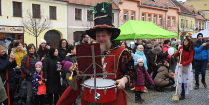 OBRAZEM: Březnicí prošel masopustní průvod, přilákal stovky lidí