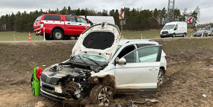 Řidič u Buku usnul za volantem a zdemoloval Škodu Karoq. Záchranáře zavolalo auto samo