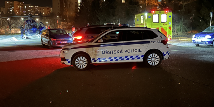 Muž v Příbrami vyskočil ze třetího patra ubytovny, letěl pro něj vrtulník