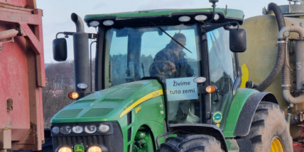 Část nespokojených farmářů vyjede v noci na pondělí do Prahy