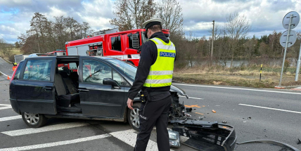 Řidička mercedesu předjížděla na plné čáře a čelně narazila do jiného vozu. Policisté nyní hledají svědky