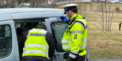 Video: Pražští policisté pronásledovali řidiče v kradeném autě, zadrželi ho v Dobříši