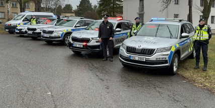 Video: Policie uctila oběti trestných činů tichem a majáky