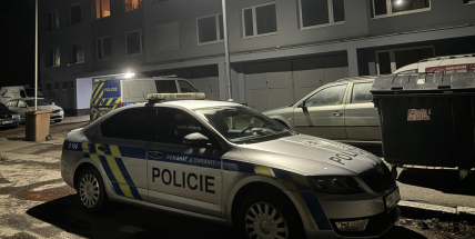 Policie prověřuje trojnásobnou vraždu v bytovém domě v Hořovicích