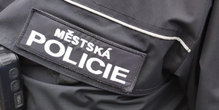 Opilý muž napadl v Příbrami řidiče autobusu, agresora zadrželi městští strážníci