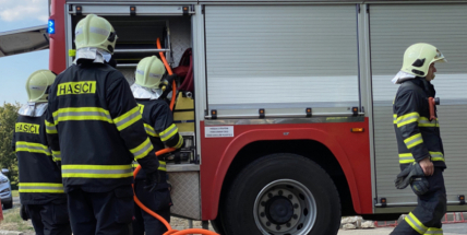 Hasiči našli po požáru v domě ve Veltrubech na Kolínsku mrtvého člověka