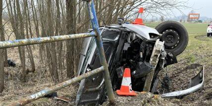 Řidička u Březnice narazila do betonového mostku a přetočila auto na bok