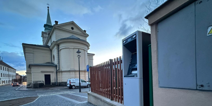 Některé banky doporučují klientům nevybírat peníze z bankomatů Euronetu