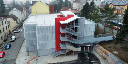 Začíná poslední část výstavby parkovacího domu