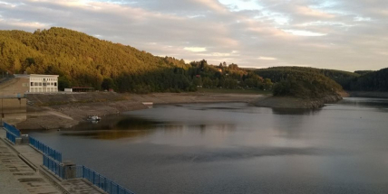 Jeřáb od víkendu pomáhá vytahovat lodě z Orlíka na břeh