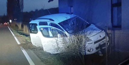 V Rejkovicích usnula řidička za volantem a havarovala do domu