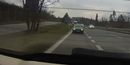Video: Opilý muž se zákazem řízení kličkoval po dálnici D4