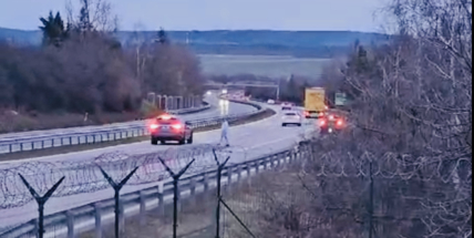 Video: Po dálnici D4 se procházel muž, policisté ho včas zajistili