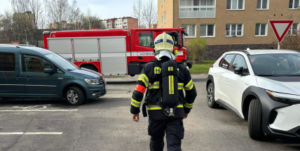Plyn byl cítit v celém domě, obyvatelé přivolali hasiče