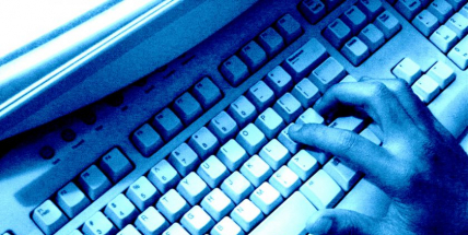Policie obvinila dva muže kvůli podvodům na internetu