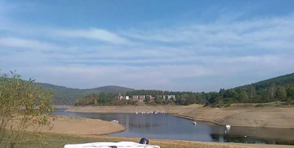 Z Orlíku vytáhli již několik desítek lodí, situace se nelepší