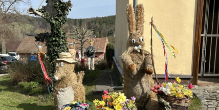 Proslulé figurky ze slámy zdobí Čenkov na Příbramsku