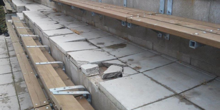 Vandalové řádili v okolí Svaté Hory, poničili koše i sedačky