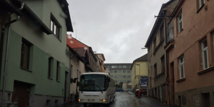 Počasí dává řidičům zabrat, nehoda v Riegerově ulici i na R4