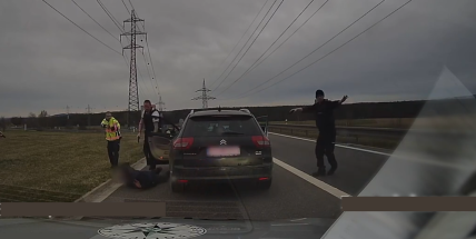 Video:  Policisté dopadli muže, který se střelnou zbraní ohrožoval obsluhu čerpací stanice na Dubenci