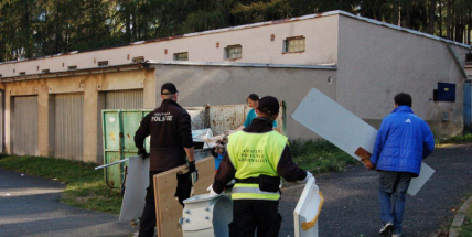 Do úklidu kolem ubytoven se zapojilo několik desítek lidí