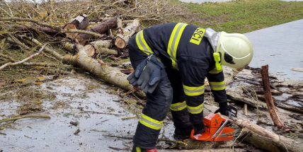Přechod studené fronty bude dnes odpoledne a večer provázet silný vítr