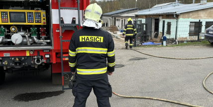 Příbramští hasiči odstraňují následky překopnuté plynové přípojky v Plynárenské ulici