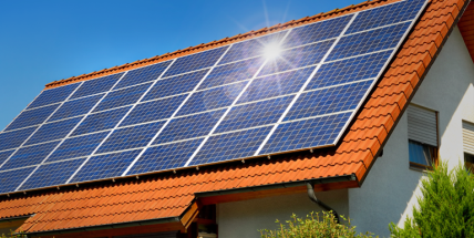 Saharský prach omezil výkon fotovoltaik i na několik dní, většinu už omyl déšť