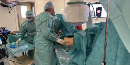 Příbramští urologové využívají speciální polohování, zkrátí dobu operace. Podívejte se na video přímo ze sálu