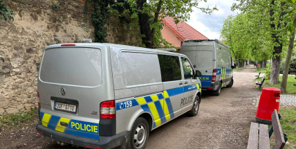 Policie zadržela mladíka, který v prostorách příbramské školy vyhrožoval sebepoškozením. Pyrotechnici hledají nebezpečné předměty