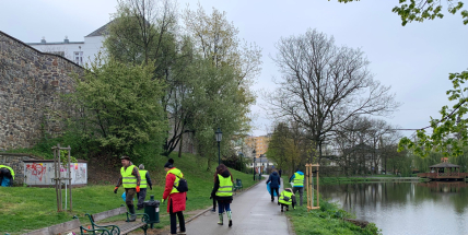 Na Den Země se v Příbrami uklízelo, děti vyrazily na stezku lesoparkem Litavka