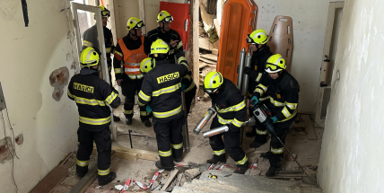 VIDEO: Složky IZS cvičily záchranu zavalených osob v opuštěné budově v Rožmitále pod Třemšínem