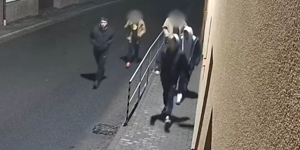 Sprejeři poničili v Krásné Hoře fasády domů. Policie má svědky na videu, poznáte je?