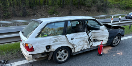 Na dálnici D4 předjížděl opilý řidič sanitku jedoucí na majácích, nehoda si vyžádala zranění
