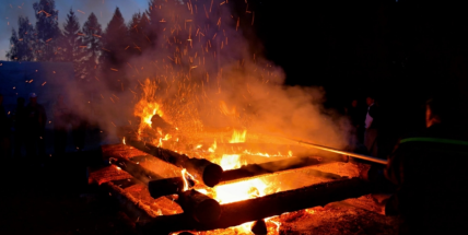 Ve Středočeském kraji se od úterý nesmí zapalovat oheň, ani na zahradách u lesa