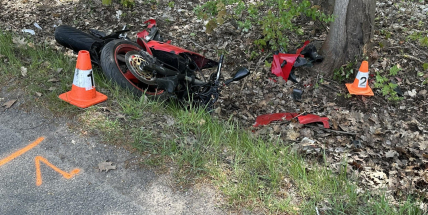 Na Příbramsku havaroval opilý motorkář do stromu. Letěl pro něj vrtulník