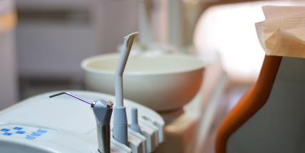 Zubaři: Stát by měl hradit plombu aspoň z 80 %, ministerstvo navrhuje polovinu