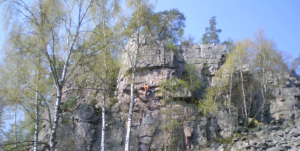 Do přírody, ale bez kopců? Jindřichova skála je ideálním místem