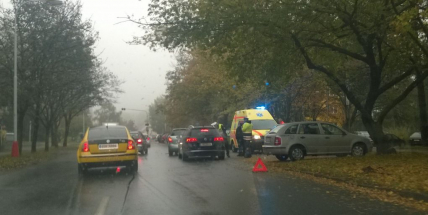 Dvě auta se srazila ve Školní, havaroval i autobus na Drkolnově