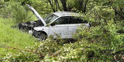 Mokrá D4 komplikuje řidičům jízdu. Jeden vyletěl z dálnice, další skončil ve svodidlech
