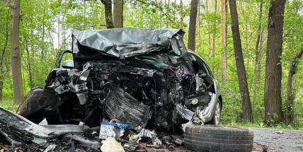 U Hluboše přejel řidič do protisměru a havaroval do stromu, letěl pro něj vrtulník