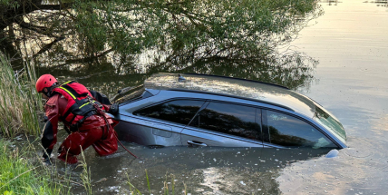 Řidička audi sjela do rybníka, vyvázla bez zranění