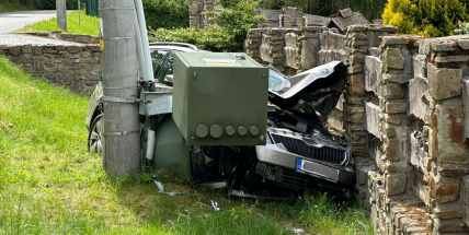 Řidič škodovky na Příbramsku naboural do trafostanice, v autě zůstal zaklíněný